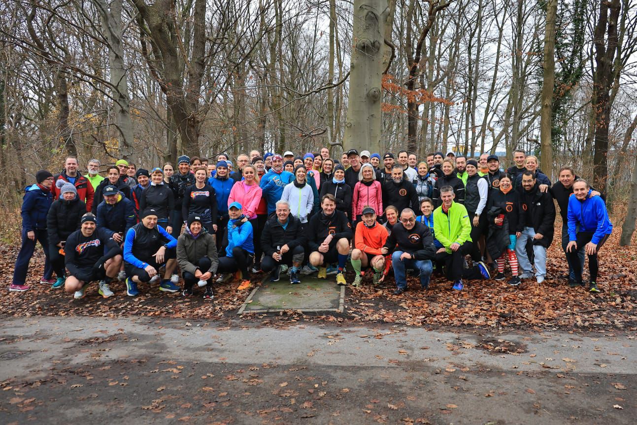 Gruppenbild der Endorphinjunkies im Wald beim Glühweinlauf 2025